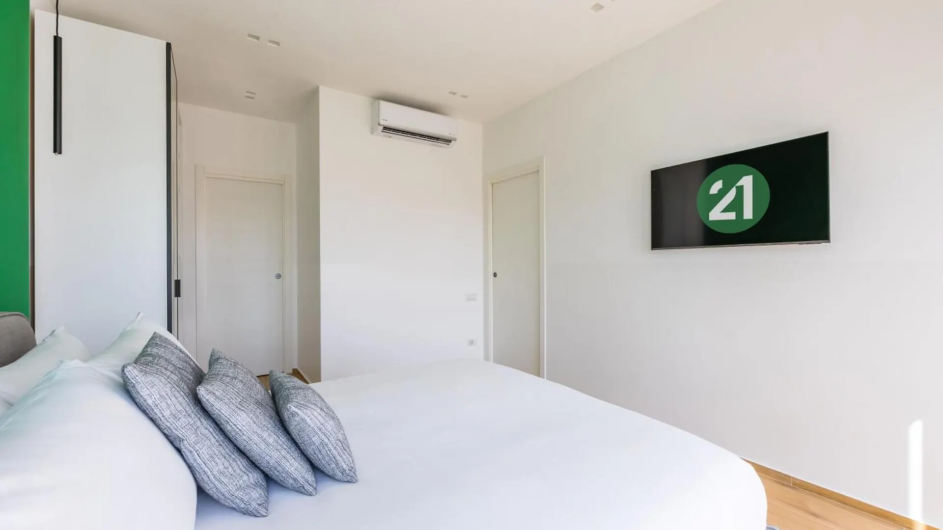 At Twenty-One - New Apt Exclusive Panoramic Views! Naples Apartment